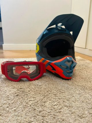 Casco integral y gafas de descenso