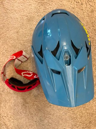 Casco integral y gafas de descenso