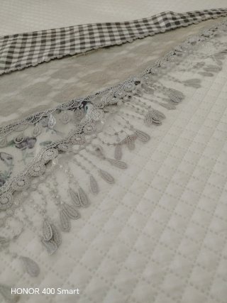 Mantoncillo de encaje gris y blanco