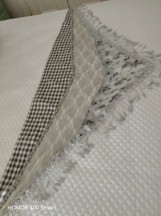 Mantoncillo de encaje gris y blanco