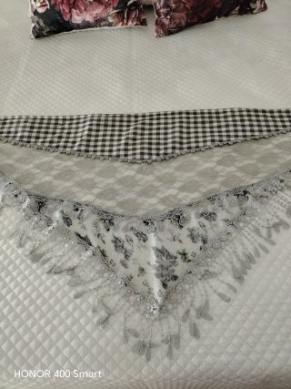 Mantoncillo de encaje gris y blanco