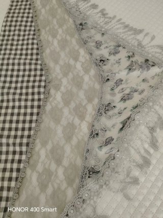 Mantoncillo de encaje gris y blanco