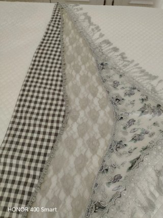 Mantoncillo de encaje gris y blanco