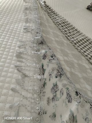 Mantoncillo de encaje gris y blanco