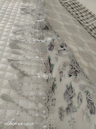 Mantoncillo de encaje gris y blanco