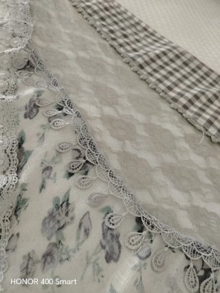 Mantoncillo de encaje gris y blanco