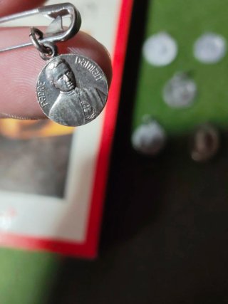 Padre Damián (reliquia y bio) + medallas papales
