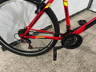 Bicicleta de montaña roja