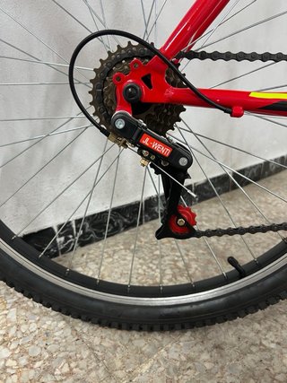 Bicicleta de montaña roja