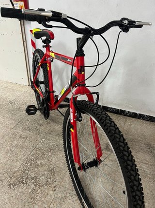 Bicicleta de montaña roja