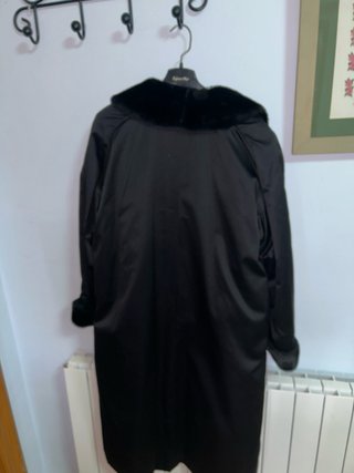 Abrigo negro talla 42 con cuello de pelo