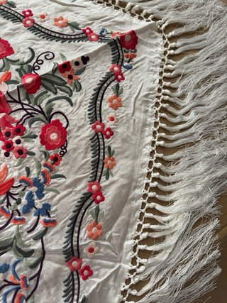 Mantón bordado multicolor con flecos