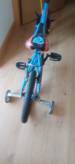 Bicicleta infantil azul con ruedines