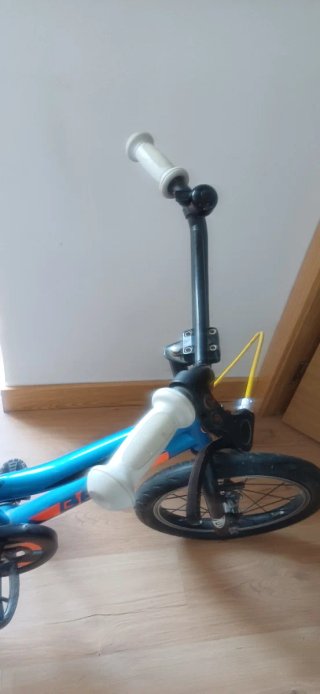 Bicicleta infantil azul con ruedines