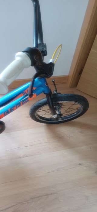 Bicicleta infantil azul con ruedines