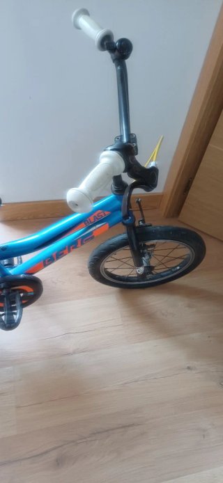 Bicicleta infantil azul con ruedines