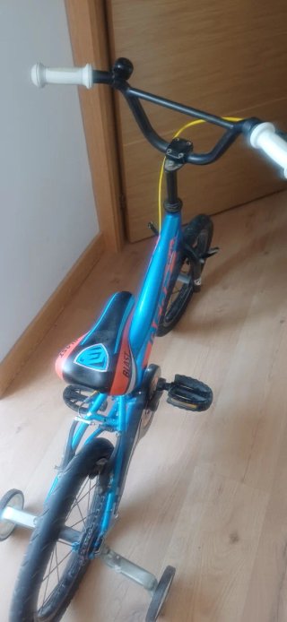 Bicicleta infantil azul con ruedines