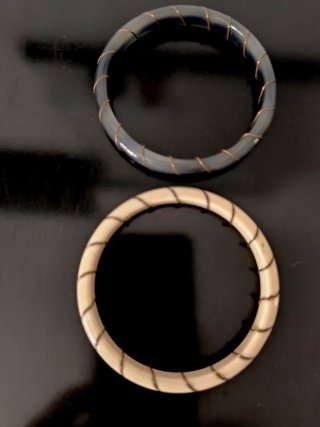 4 pulseras doradas y beige