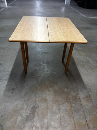 Mesa de madera con sobre plegable