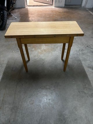 Mesa de madera con sobre plegable