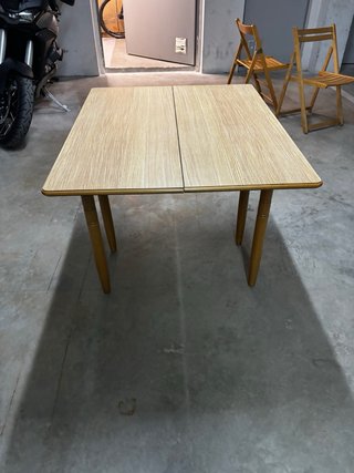 Mesa de madera con sobre plegable