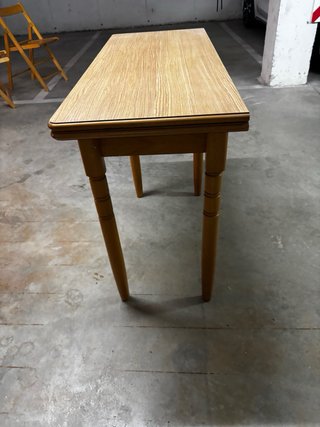 Mesa de madera con sobre plegable