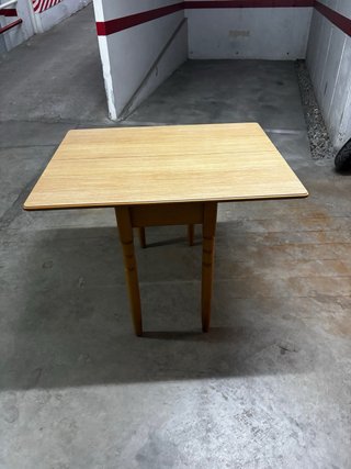 Mesa de madera con sobre plegable
