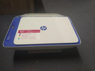 Impresora HP azul y blanca