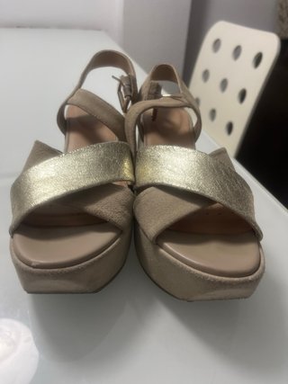 Sandalias Beige y Doradas Tacon