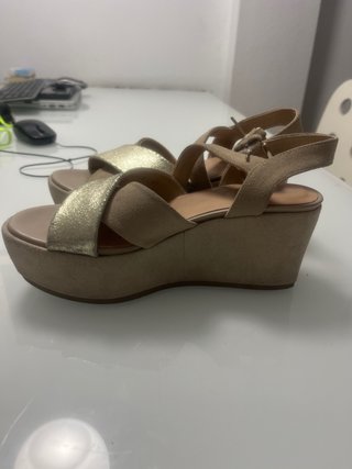 Sandalias Beige y Doradas Tacon