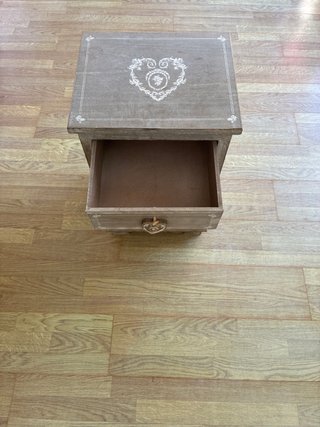 Mesita de noche de madera de diseño provenzal