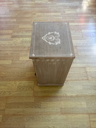 Mesita de noche de madera de diseño provenzal