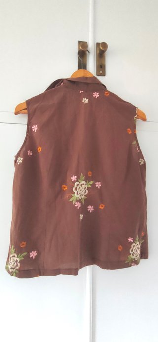 Blusa Jaramago sin mangas bordada floral