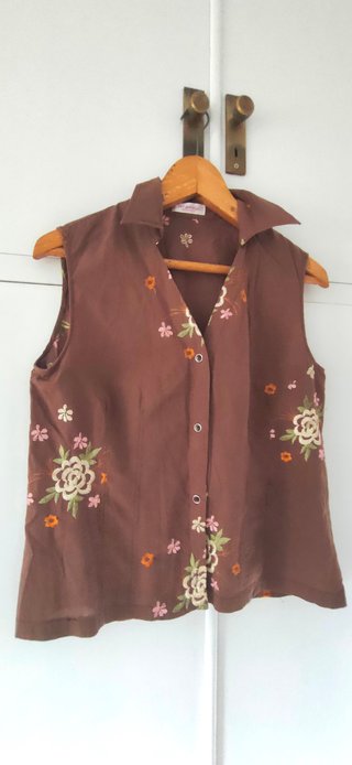 Blusa Jaramago sin mangas bordada floral