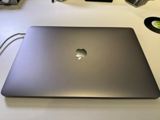 MacBook Pro 15.4” i7 16GB 2018 Plata