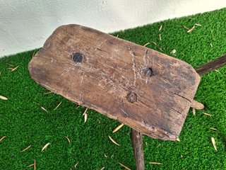2 Taburetes rústicos de madera