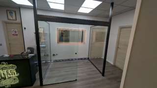 Cabina acristalada con puerta corredera