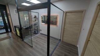 Cabina acristalada con puerta corredera