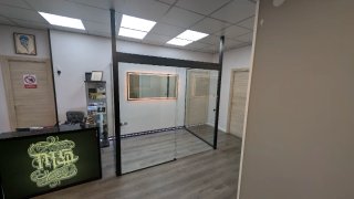 Cabina acristalada con puerta corredera