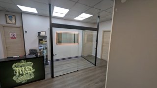 Cabina acristalada con puerta corredera