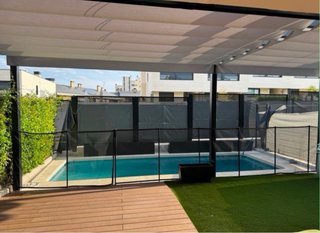 Valla de piscina negra