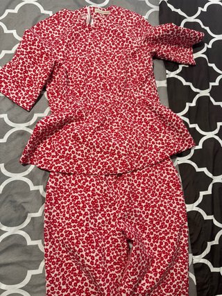 Conjunto estampado floral rojo y blanco