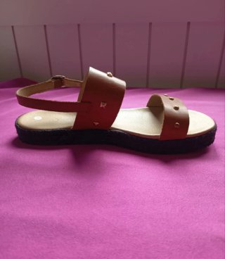 Sandalias marrones con tachas doradas Talla 40