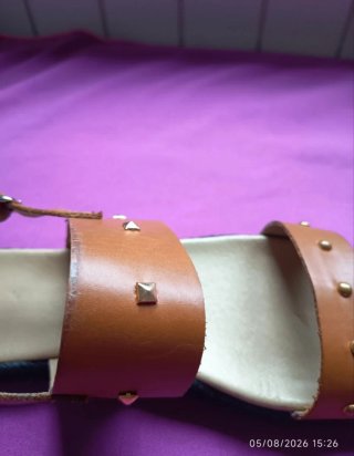 Sandalias marrones con tachas doradas Talla 40