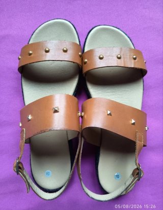 Sandalias marrones con tachas doradas Talla 40
