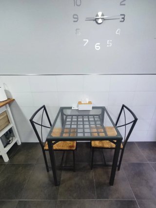 Mesa y 2 sillas a juego