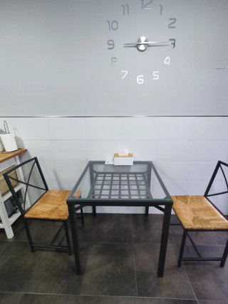 Mesa y 2 sillas a juego
