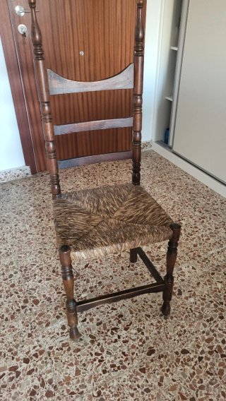 4 Sillas de madera clásicas
