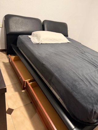 Cama doble con cabecero de piel sintética