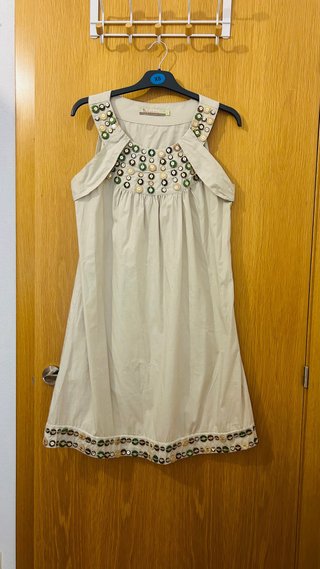 Vestido beige con adornos